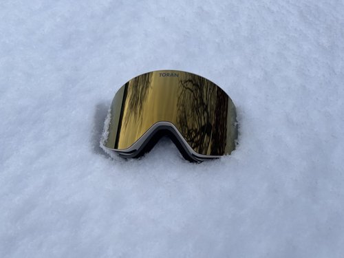 TORAN Aurum skibrille i sneen – produktbillede