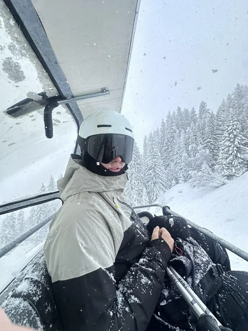Skiløber i stoleliften med TORAN skibrille i snefald