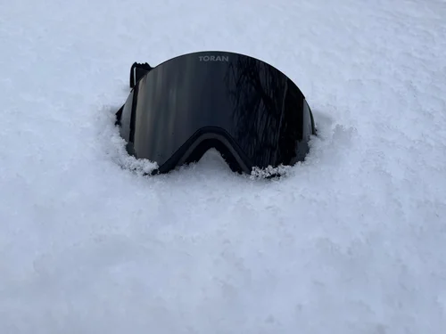 TORAN Midnight skibrille med sort magnetisk linse i sneen