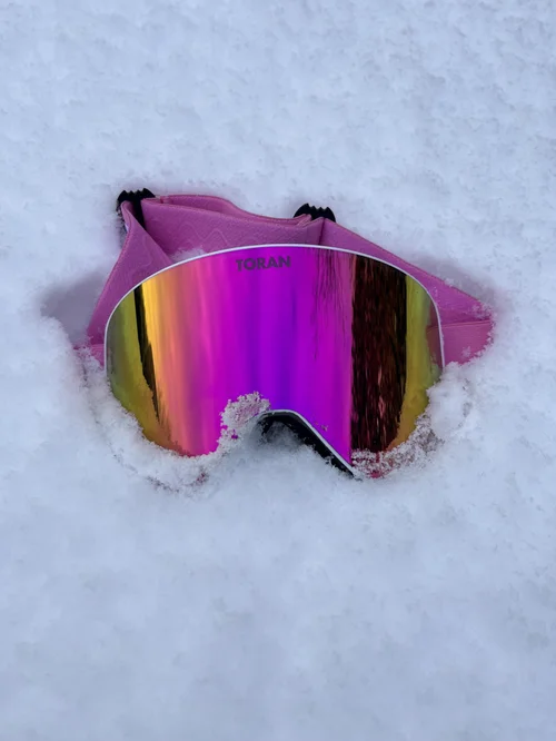 TORAN Magenta skibrille med pink stel og regnbuespejlglas i sneen