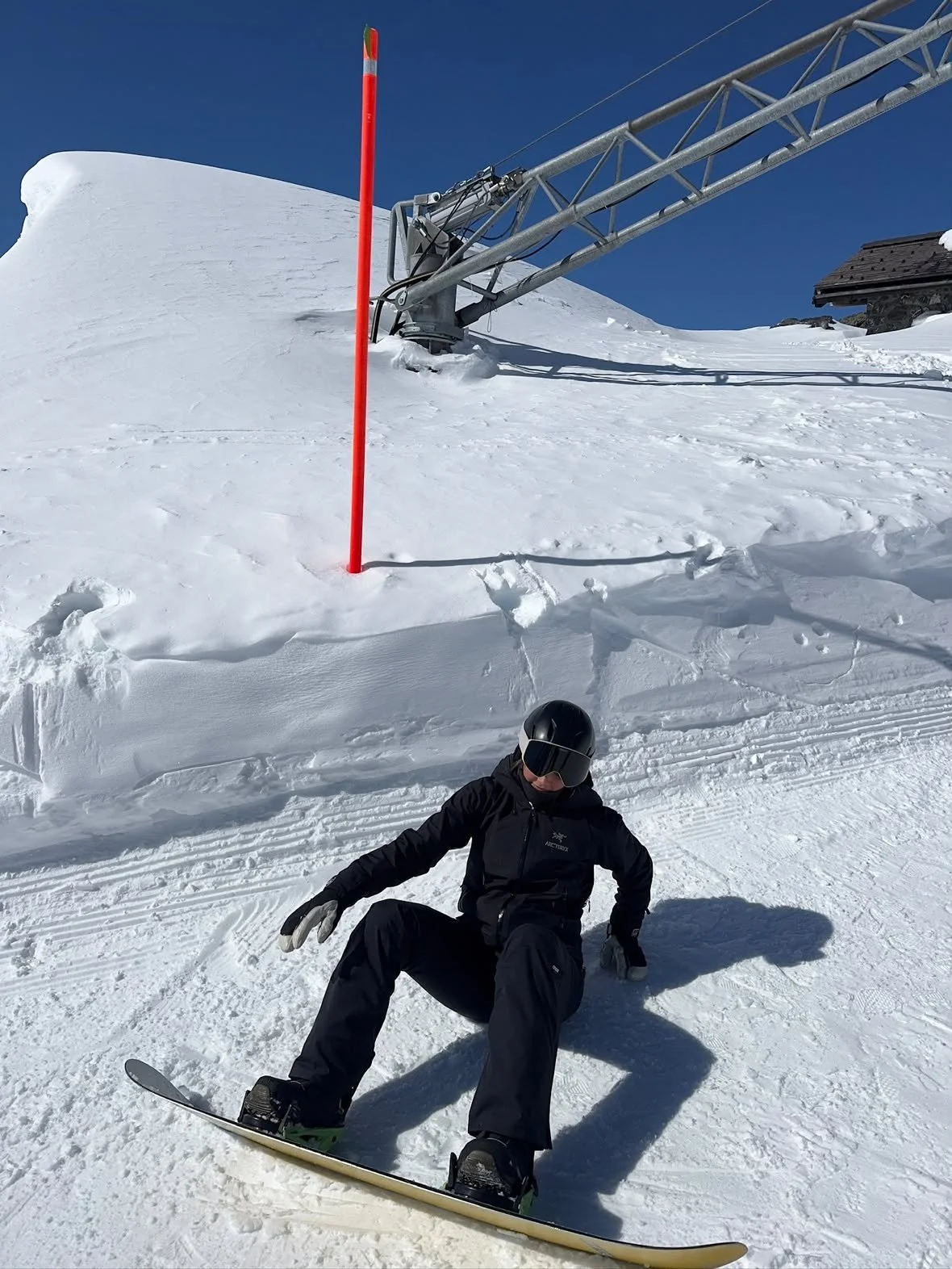 Snowboarder med TORAN skibrille læner sig tilbage på boardet