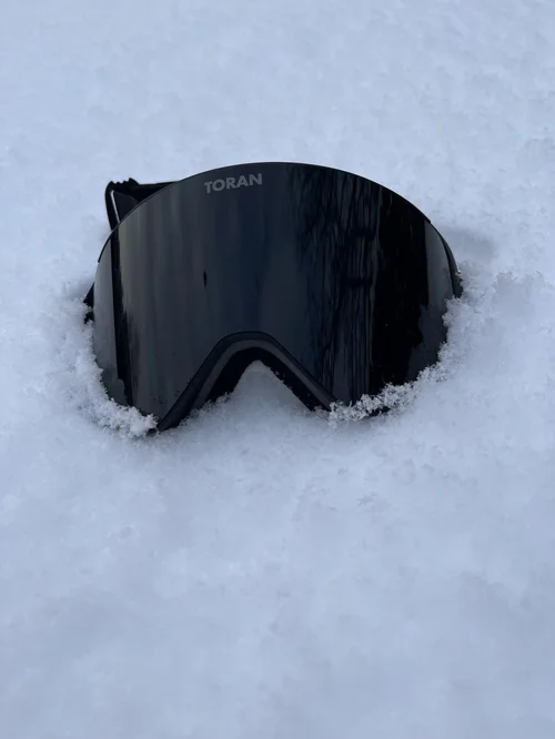 TORAN Midnight skibrille med sort linse og sort stel i sneen