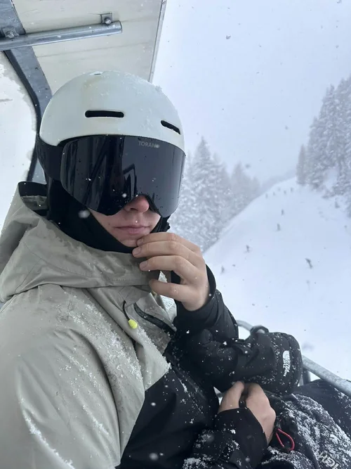 Skiløber retter på TORAN skibrillen i stoleliften