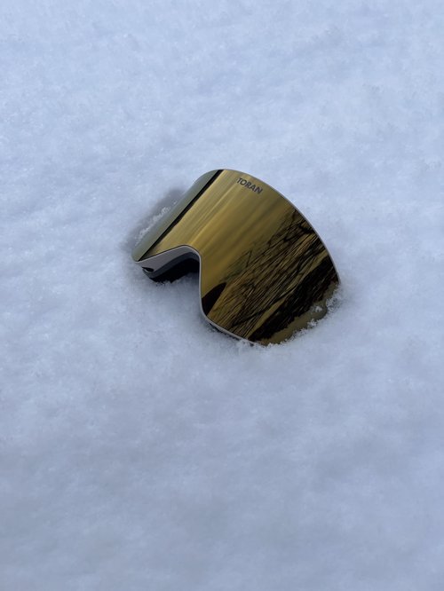 TORAN Aurum skibrille ovenfra med guldlinse i sne