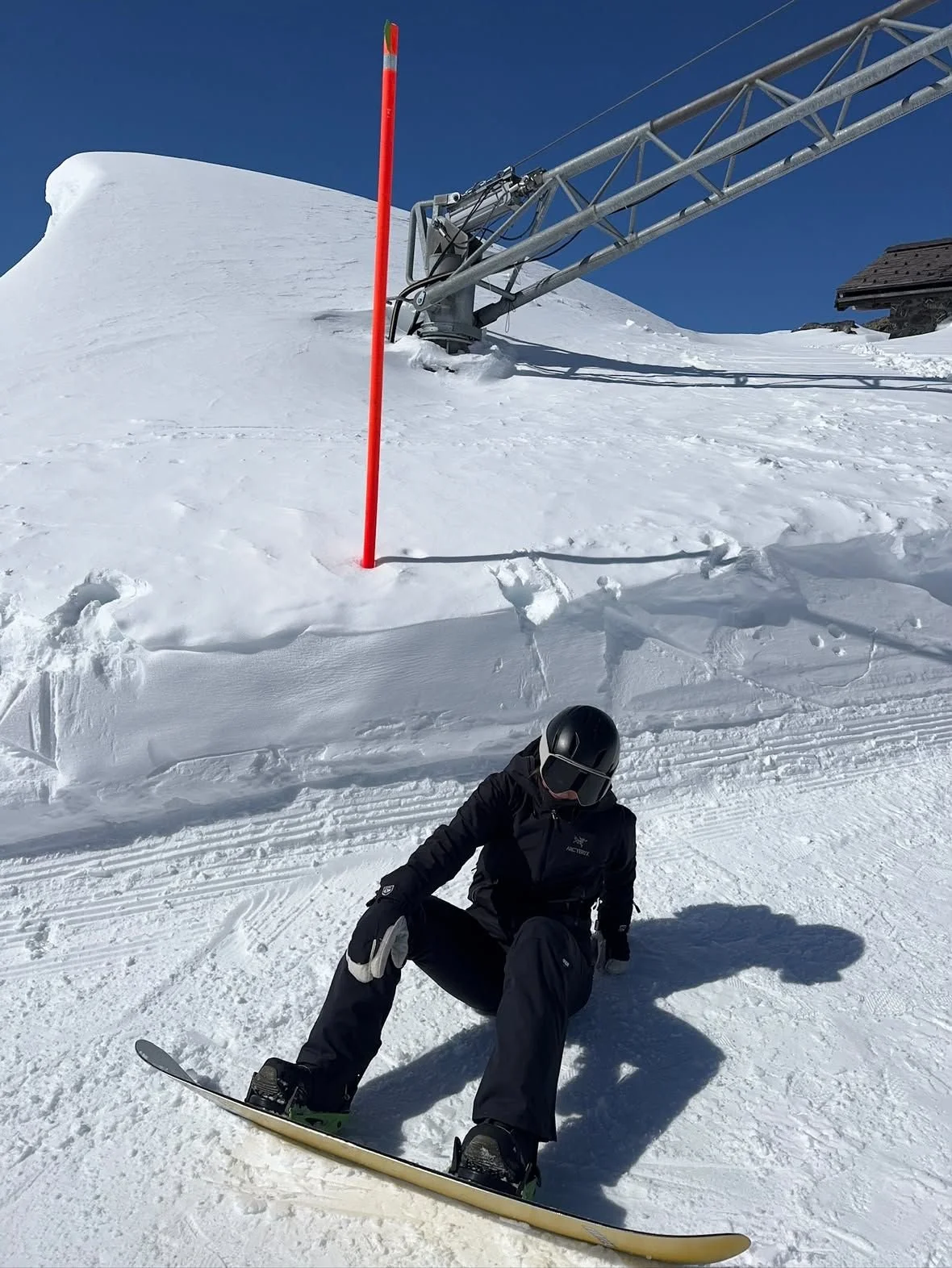 Snowboarder med TORAN skibrille rejser sig fra sneen på pisten