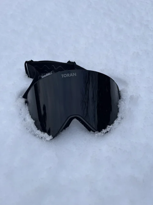 TORAN Midnight skibrille med mørk linse og sort strop i sne