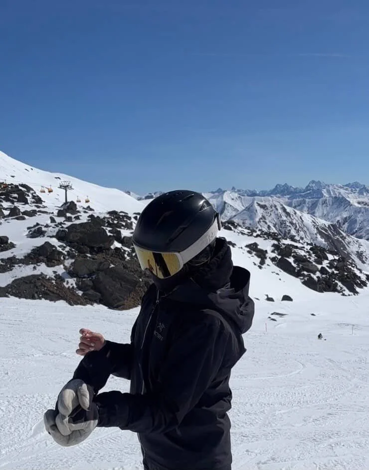 Snowboarder med TORAN skibrille spænder bindinger i højfjeldet