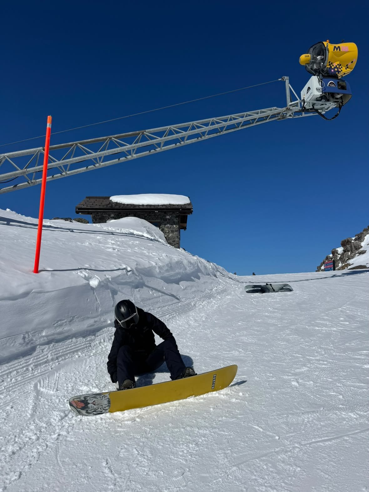 Snowboarder med TORAN skibrille tager en pause i solskin