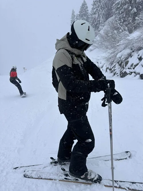 Skiløber i sort jakke med TORAN skibrille på pisten