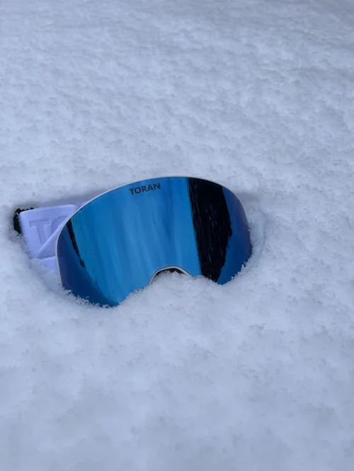 TORAN Glacier skibrille med blå spejllinse og lilla strop i sneen