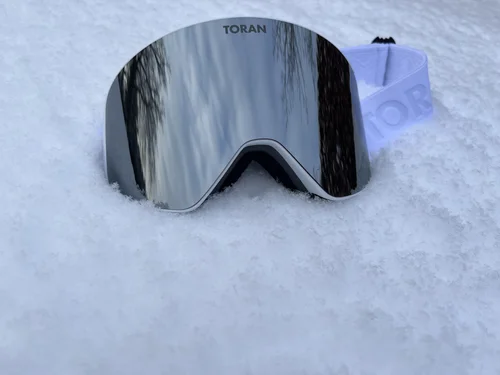 TORAN Chrome skibrille med sølvspejlglas forfra i sne