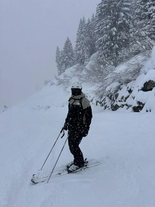 Skiløber med TORAN skibrille kører på pisten i snevejr