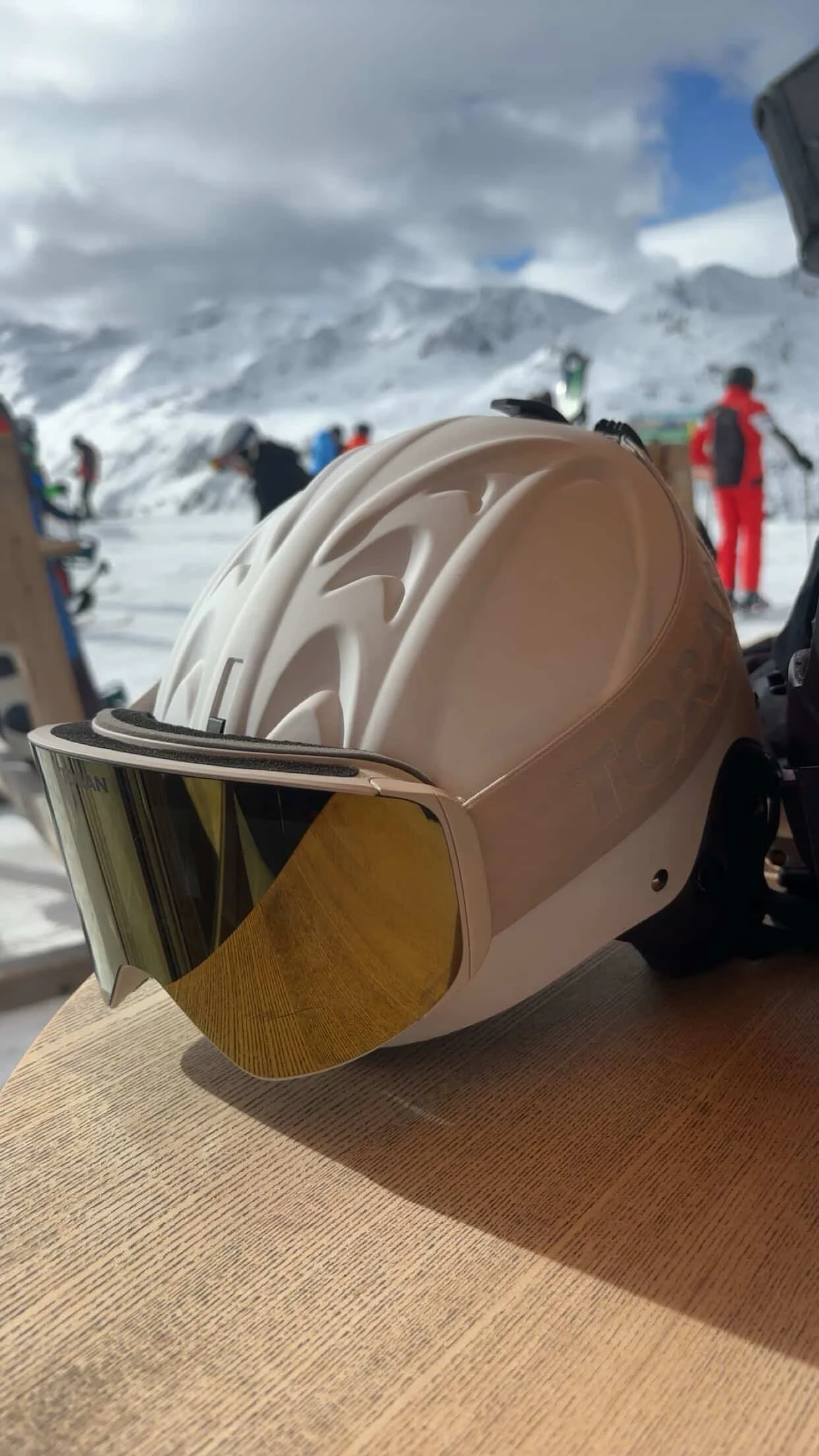 Detalje af TORAN skibrille med guld spejlglas på beige hjelm i solen