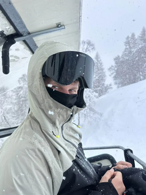 Skiløber med TORAN skibrille i stoleliften med hætte op
