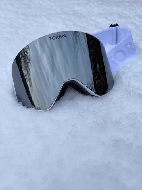 TORAN Chrome skibrille med sølvspejlglas og lilla strop i sneen