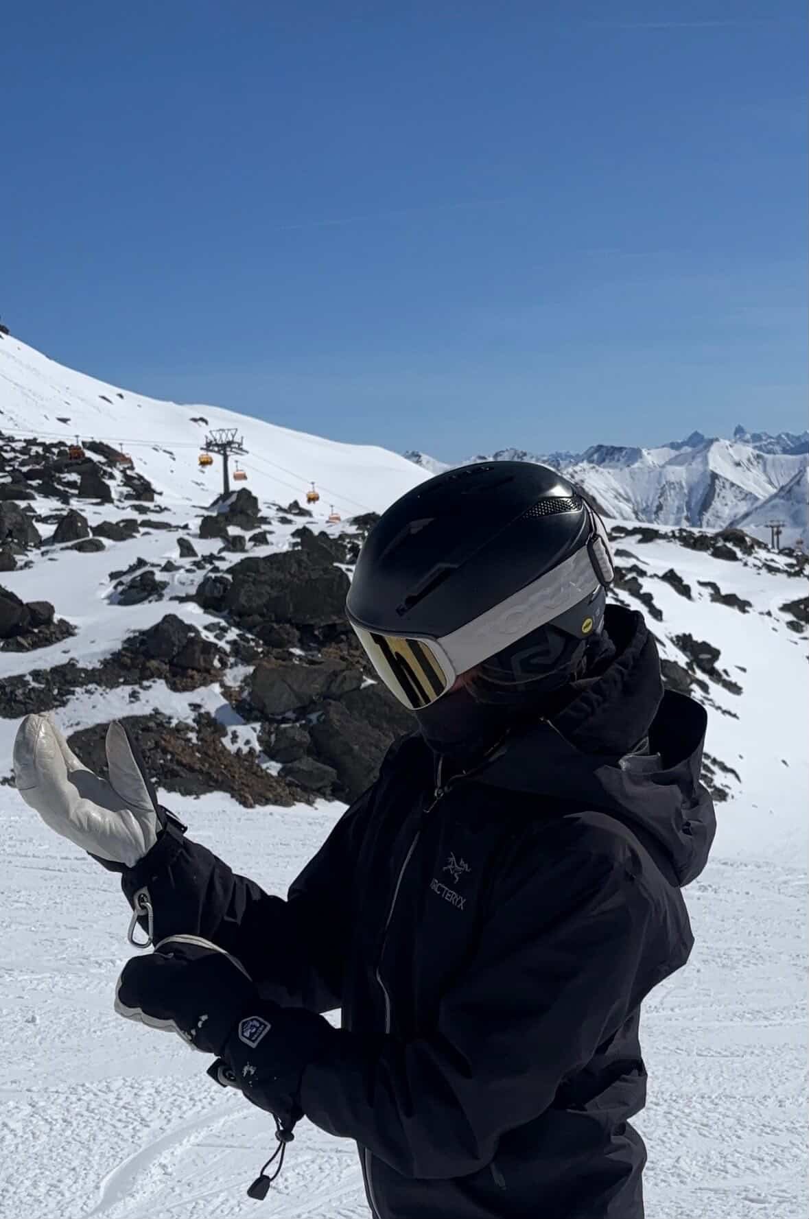 Skiløber i sort udstyr med TORAN skibrille på snedækket bjergside