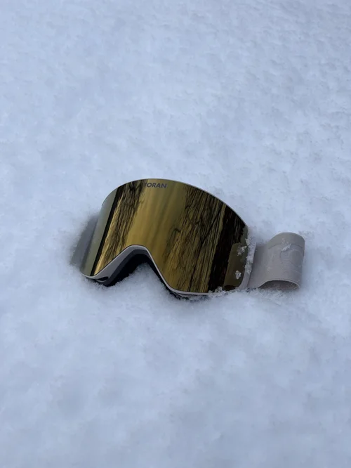 TORAN Aurum skibrille med guld spejllinse i sneen