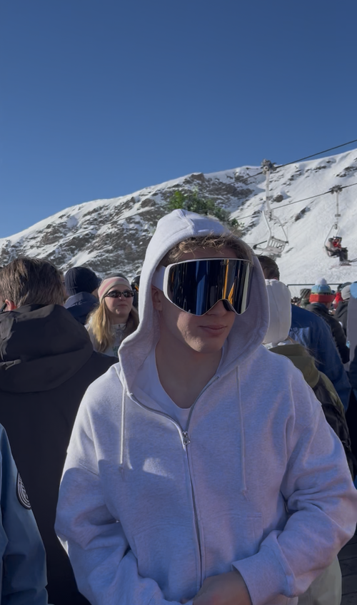 Person i lilla jakke med TORAN skibrille i solskin