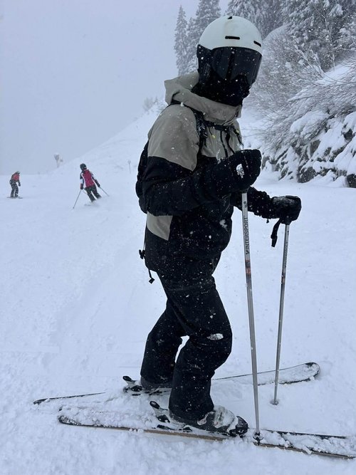 Skiløber med TORAN skibrille og skistave på pisten