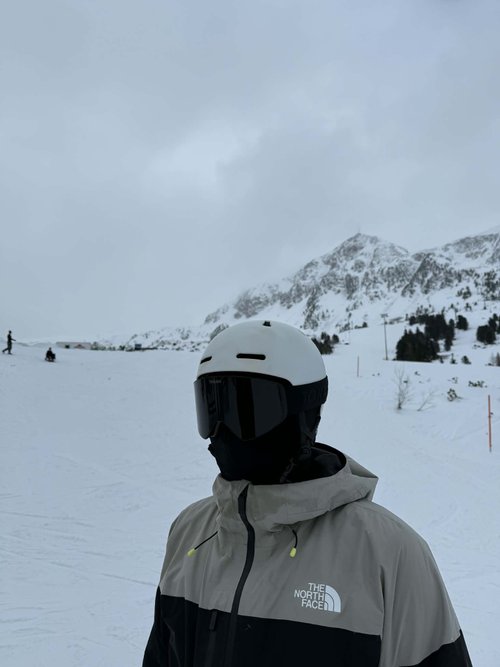 Skiløber med TORAN skibrille på pisten i overskyet vejr