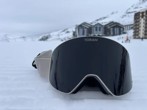 TORAN skibrille med mørk linse foran skisportsby