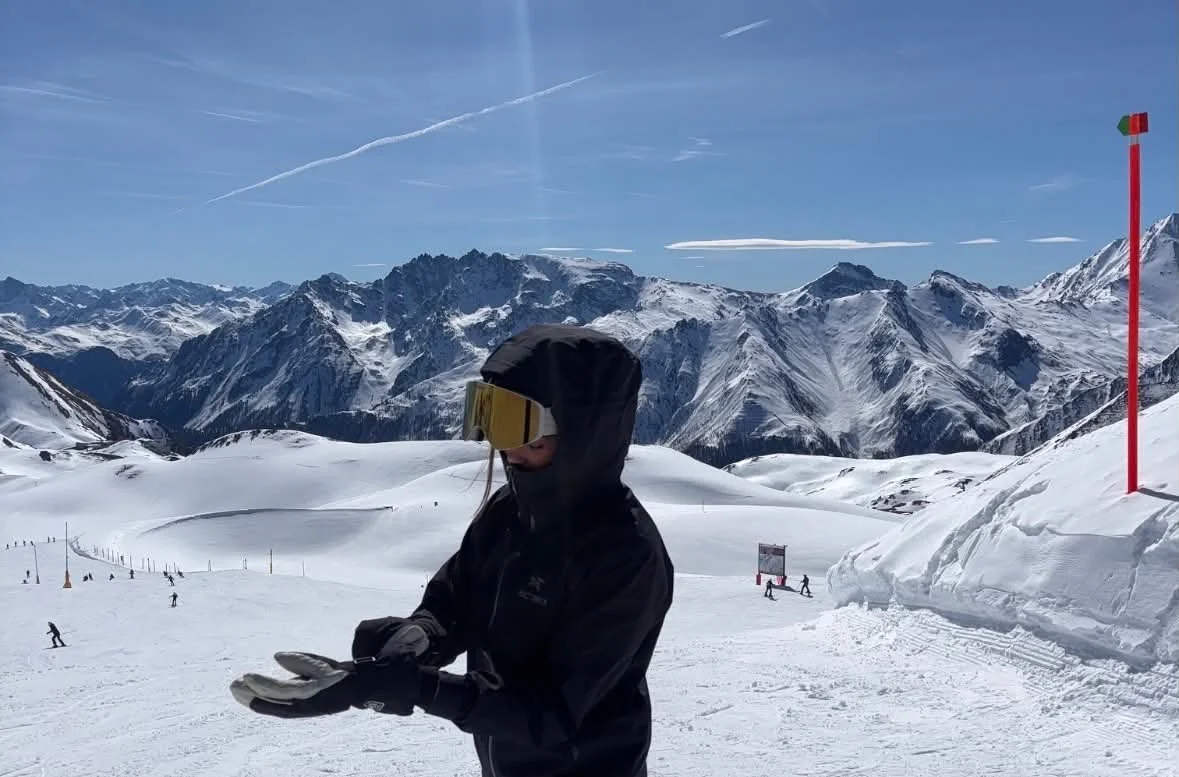 Snowboarder med TORAN skibrille foran snedækkede alper