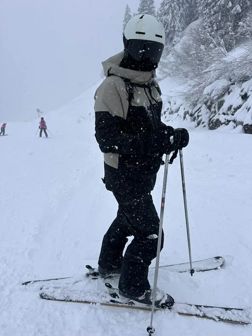 Skiløber i sort udstyr med TORAN skibrille på ski