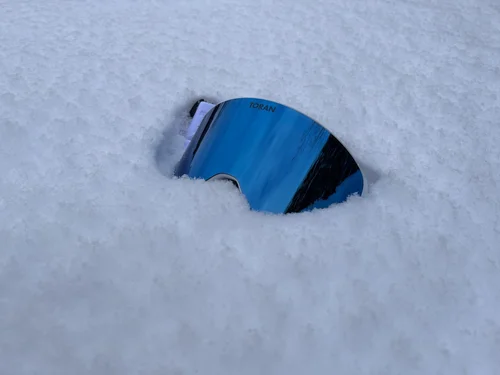 TORAN Glacier skibrille delvist begravet i sne