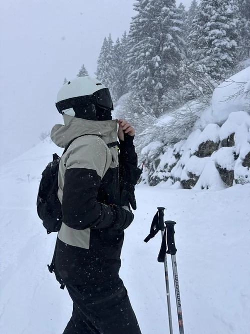 Skiløber med TORAN skibrille og skistave i snefald