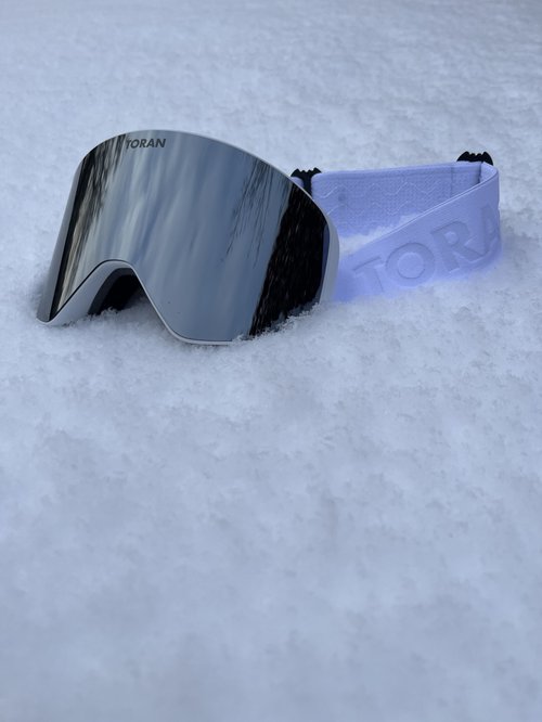 TORAN Chrome skibrille med sølvspejlglas delvist i sne