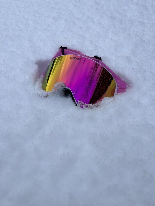 TORAN Magenta skibrille med pink og guld spejllinse i sneen