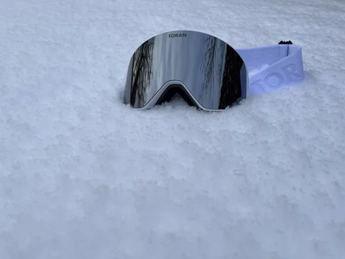 TORAN Chrome skibrille med sølv linse i sneen – produktbillede