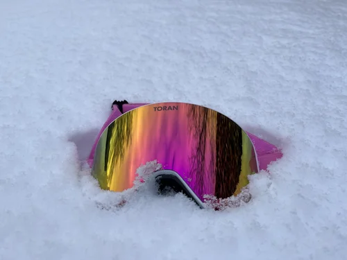 TORAN Magenta skibrille i sneen – produktbillede