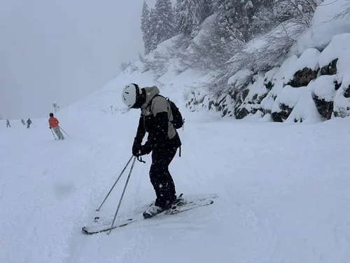 Skiløber med TORAN skibrille på vej ned ad pisten