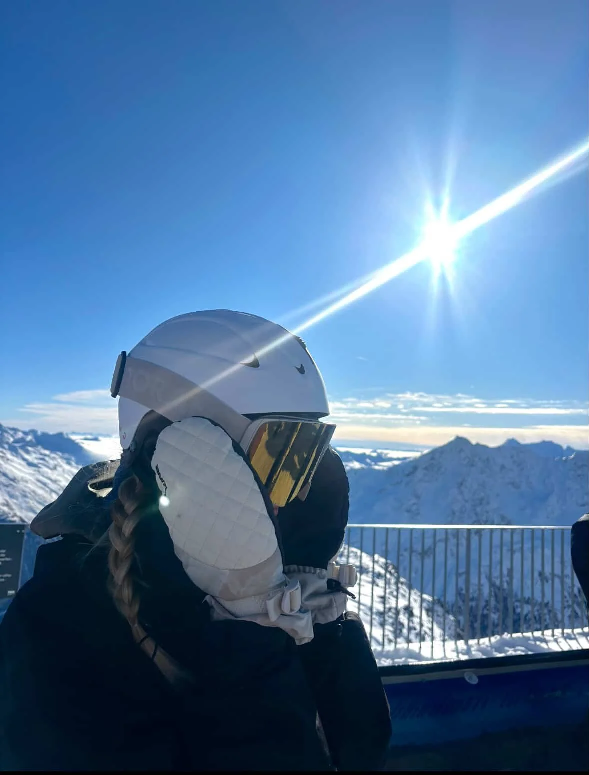 Skiløber med TORAN skibrille i modlys fra solen over alperne