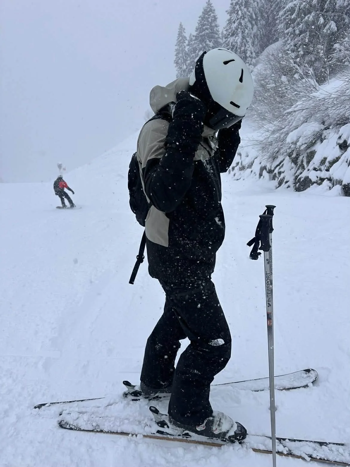 Skiløber med TORAN skibrille står på ski i whiteout med skistave