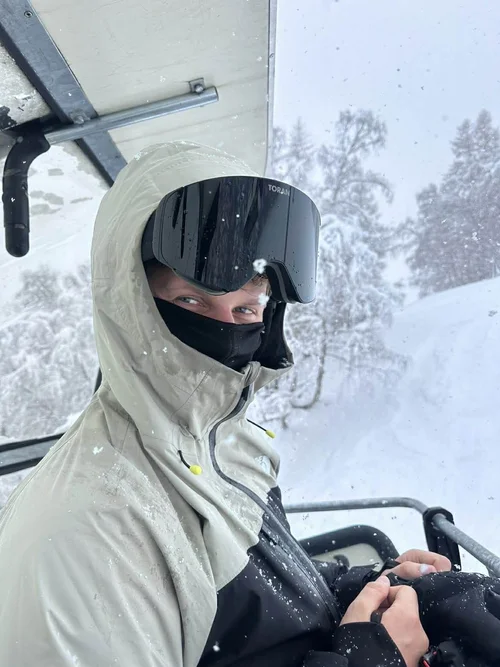 Skiløber med hætte og TORAN skibrille i stoleliften