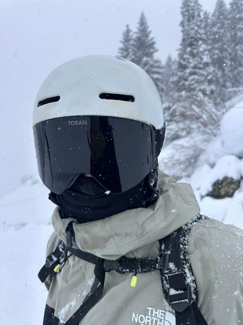 Nærbillede af hvid hjelm og sort TORAN skibrille