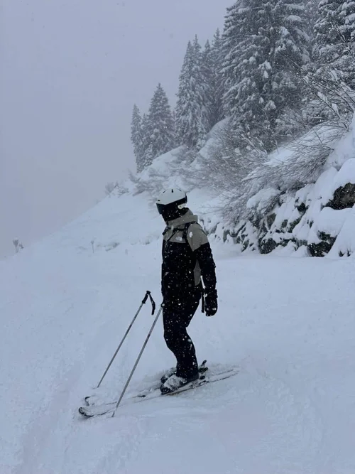 Skiløber med TORAN skibrille holder pause på pisten