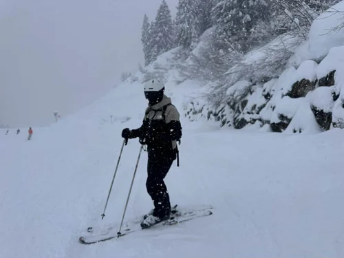 Skiløber med TORAN skibrille på pisten mellem træer