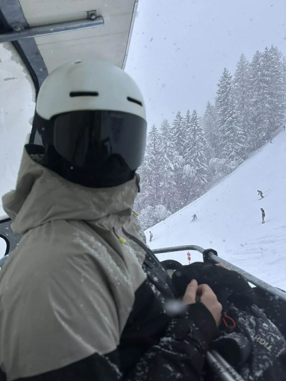 Skiløber i stoleliften med TORAN skibrille på vej op ad bjerget