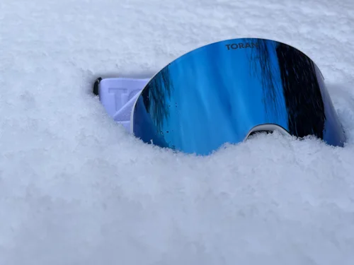 TORAN Glacier skibrille med blåt spejlglas i sneen