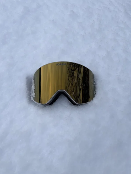 TORAN Aurum skibrille forfra med guld spejlglas i sne