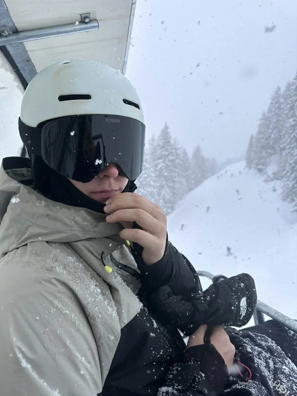 Skiløber i stoleliften med TORAN skibrille og handsker i snevejr