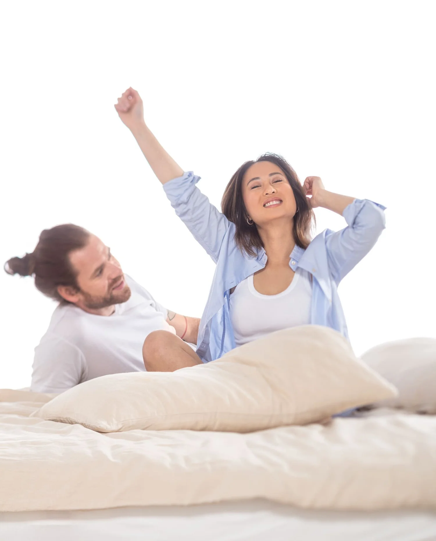Couple waking up rested on a Dormiente bed with a Physioform PRO slatted frame