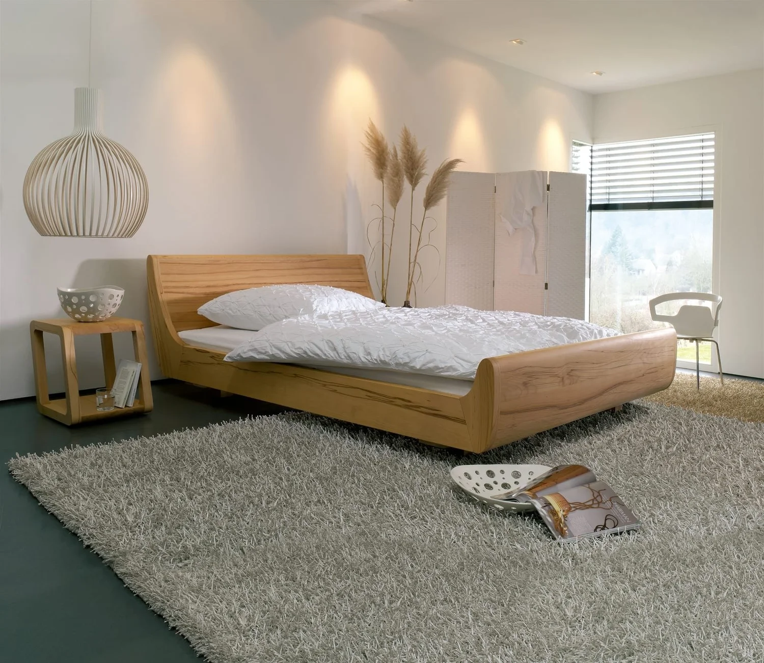 Dormiente Mola solid wood bed with cantilever foot