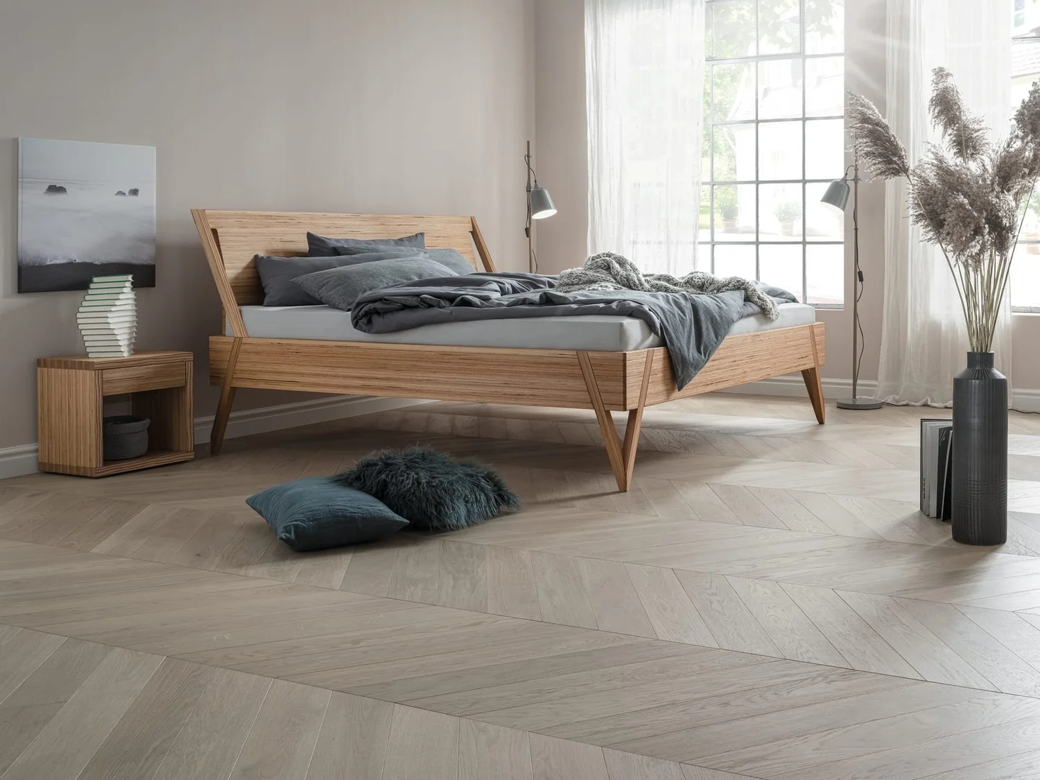 Dormiente Viva solid wood bed with tall headboard