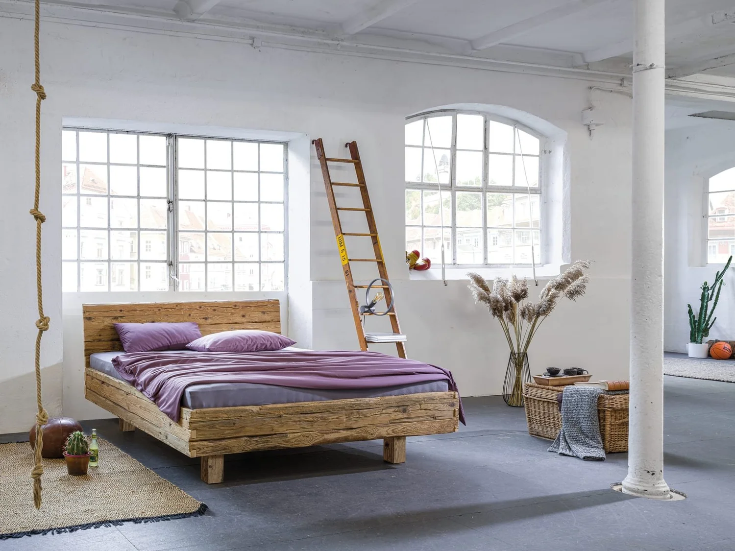 Dormiente Veteris bed in hand-brushed reclaimed timber