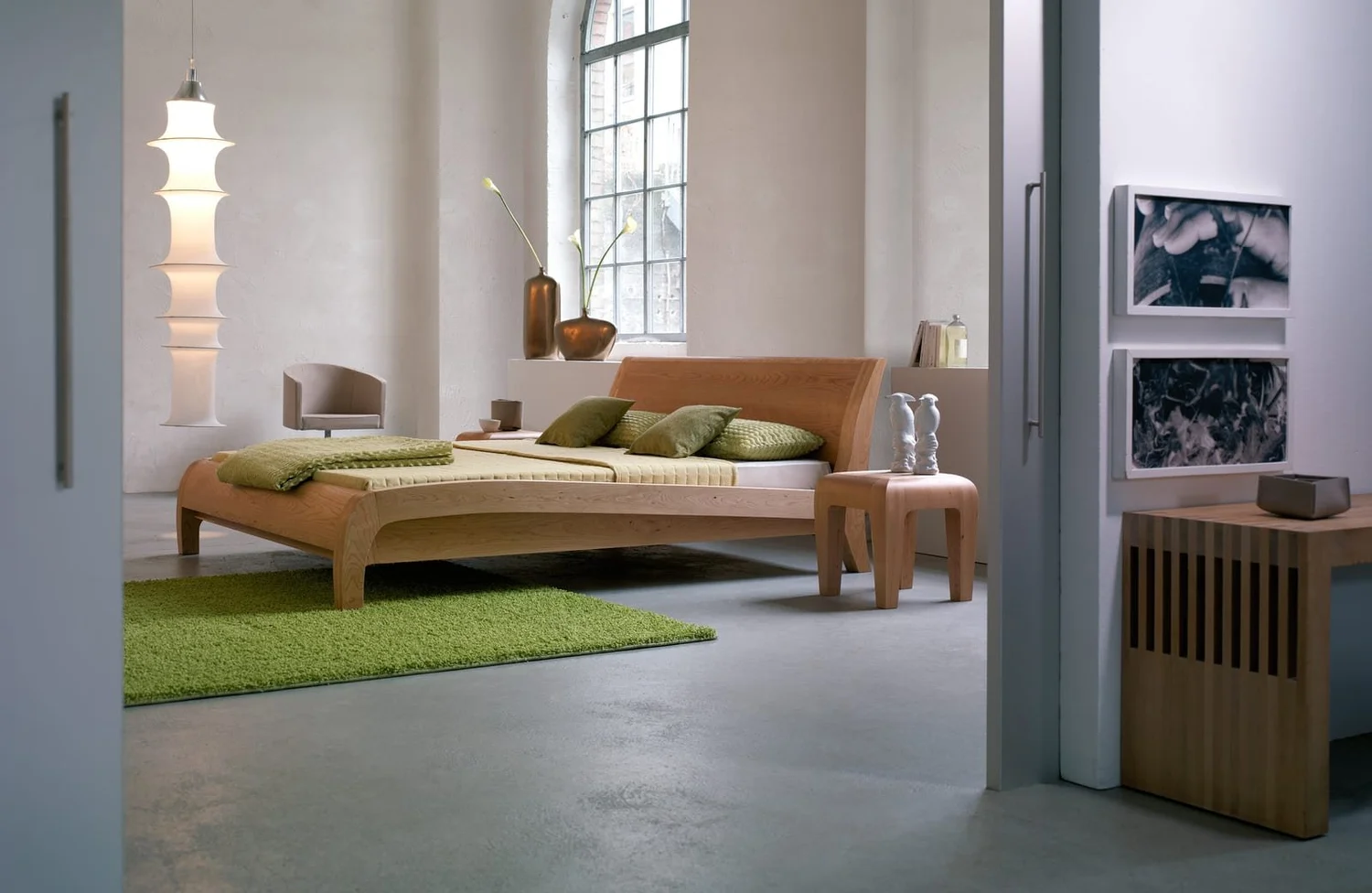 Dormiente Beluga bed in cherry with curved sides