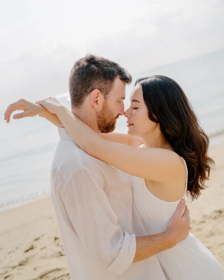 Foto pasangan di pantai Bali oleh Fotodibali